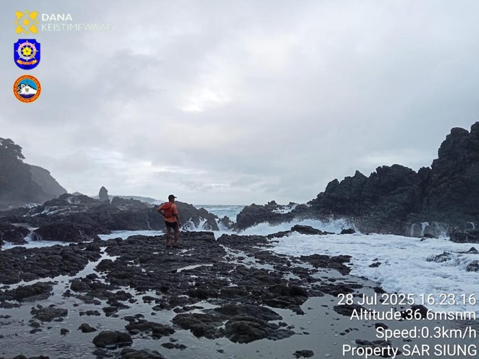Tim SAR menyisir lokasi hilangnya perempuan asal Jakarta Timur di Pantai Siung, Gunungkidul, Senin (28/7/2025).