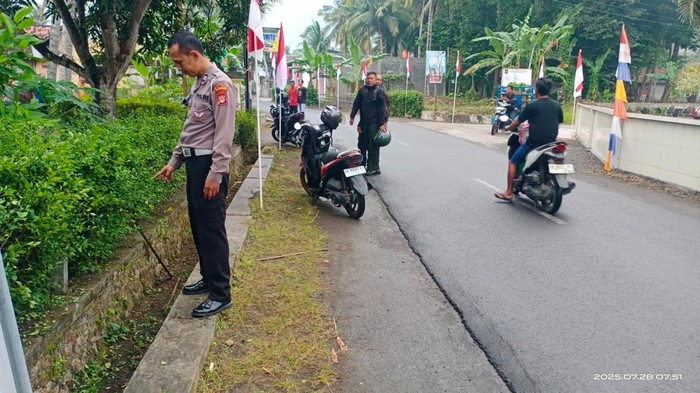 Polisi menunjukkan TKP kecelakaan tunggal di Wates, Kulon Progo, Senin (28/7/2025).