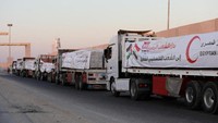 Meski bantuan berhasil masuk, proses distribusi di dalam Gaza menghadapi tantangan besar. Banyak wilayah yang masih sulit dijangkau akibat kerusakan infrastruktur dan situasi keamanan yang labil, terutama di wilayah selatan seperti Khan Younis dan Rafah. (REUTERS/Egyptian Red Crescent)  