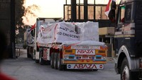 Truk-truk yang melintas membawa lebih dari seribu ton bahan makanan, air bersih, dan perlengkapan medis. Mereka memasuki Gaza melalui penyeberangan Kerem Shalom, menyusul dibukanya koridor kemanusiaan oleh Israel yang mengizinkan jeda taktis terbatas di beberapa area. (REUTERS/Egyptian Red Crescent)  