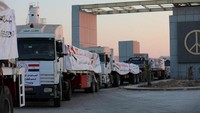 Puluhan truk bantuan kemanusiaan akhirnya berhasil menyeberang dari Rafah menuju Gaza, setelah sempat tertahan akibat blokade dan kondisi keamanan yang tidak menentu. Bantuan ini dikirim oleh Palang Merah Mesir sebagai respons atas krisis kelaparan yang semakin parah di wilayah tersebut. (REUTERS/Egyptian Red Crescent)  