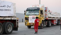 Truk-truk Palang Merah Mesir yang membawa bantuan kemanusiaan menuju Jalur Gaza melintas di perbatasan Rafah, Mesir, Sabtu (27/7/2025). Bantuan dikirim di tengah konflik yang masih berlangsung antara Israel dan Hamas. (REUTERS/Egyptian Red Crescent)  