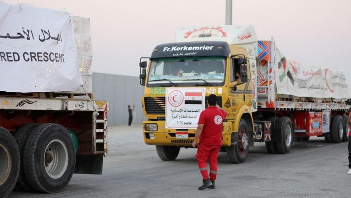 Truk Bantuan Tembus Gaza, Distribusi Masih Dihalangi Blokade Egyptian Red Crescent lorries with humanitarian aid, bound for the Gaza Strip, amid the ongoing conflict between Israel and Hamas, at the Rafah border crossing, in Egypt, July 27, 2025. Egyptian Red Crescent/Handout via REUTERS THIS IMAGE HAS BEEN SUPPLIED BY A THIRD PARTY. NO RESALES. NO ARCHIVES. MANDATORY CREDIT