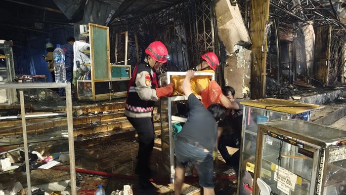 Unit SAR Direktorat Samapta Polda Metro Jaya ikut terjun ke lokasi kebakaran hebat Pasar Taman Puring, Jakarta Selatan.