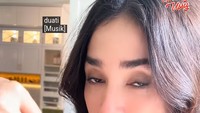 Nasi goreng berbumbu sederhana juga pernah dimasak oleh Ussy. Ia mengungkapkan kalau nasi goreng petai ini adalah masakan favorit suaminya. Untuk bumbunya ditambahkan kencur dan terasi. Foto: YouTube Ussy Andhika Official