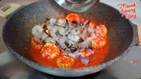 Seafood saus Padang juga bisa dibuat oleh Ussy. Ia menggunakan campuran cumi, udang, dan jagung manis. Seafood saus Padang yang bumbunya merona ini disukai oleh Andhika Pratama. Foto: YouTube Ussy Andhika Official