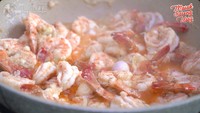Ussy pernah membuat kreasi udang yang praktis untuk suaminya, Andhika Pratama. Udang itu dimasak bersama tumisan bawang putih, bawang merah, bawang bombay, dan mentega, lalu ditambahkan air dan dimasak hingga meresap. Foto: YouTube Ussy Andhika Official