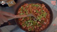 Kreasi cumi asin lainnya juga pernah dimasak oleh Ussy. Ia memasaknya dengan bumbu balado yang ditambahkan irisan petai melimpah. Setelah matang, cumi itu lahap disantap oleh Ussy bersama seporsi nasi. Foto: YouTube Ussy Andhika Official