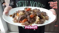 Ussy juga pernah membuat kreasi tumisan daging sapi. Daging sapi itu dibumbui bawang putih, bawang merah, cabe rawit, cabe merah, dan irisan kecombrang yang melimpah. Foto: YouTube Ussy Andhika Official