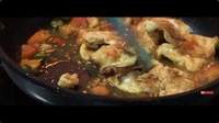 Jika biasanya telur dadar dinikmati langsung bersama nasi hangat. Ussy memiliki cara lain menikmati telur dadar yang dimasak bersama kuah berbumbu asam pedas, yang terbuat dari cabe rawit dan tomat. Foto: YouTube Ussy Andhika Official