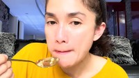 Aktris dan pengusaha kuliner, Ussy Sulistyawati dikenal sebagai sosok selebriti yang jago memasak. Masakannya kebanyakan sederhana, tapi menggugah selera. Salah satunya kreasi nasi goreng tempe bumbu kencur. Foto: YouTube Ussy Andhika Official