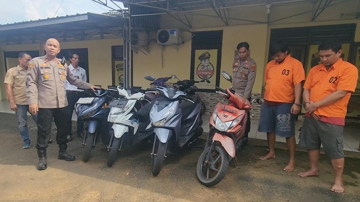 Veri dan Wendy, dua tersangka curanmor bersenpi di 5 TKP diamankan berikut barang bukti 4 motor.