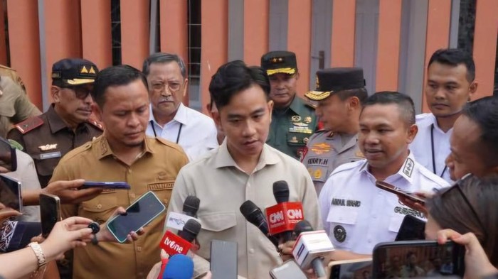 Wali Kota Pekanbaru Agung Nugroho (pakai baju cokelat) dampingi Wapres Gibran (Dok Ist)