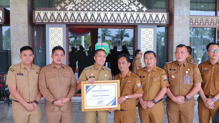 Walkot Palembang mendapat penghargaan karena posbakum sudah terbentuk.