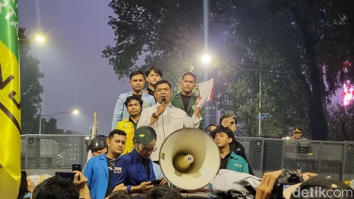 Wamensesneg Juri Ardiantoro menemui massa demo Indonesia Cemas untuk terima aspirasi.