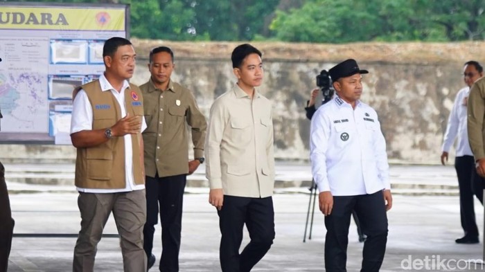 Wapres RI Gibran Rakabuming Raka tiba di Lanud RSN Pekanbaru. (Raja Adil Siregar/detikSumut)
