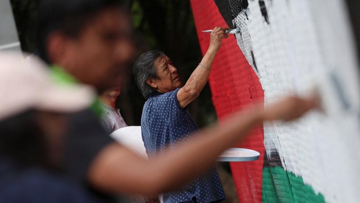 Warga Meksiko Lukis Mural Palestina, Serukan Aksi Kemanusiaan untuk Gaza People paint as they participate in an event organized by a muralist brigade to protest in support of the Palestinian people, in Mexico City, Mexico, July 27, 2025. REUTERS/Luis Cortes TPX IMAGES OF THE DAY