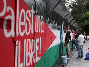 Warga Meksiko Lukis Mural Palestina, Serukan Aksi Kemanusiaan untuk Gaza