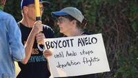 Demonstran membawa poster menentang Avelo Airlines di Bandara Hollywood Burbank, California, Minggu (27/7/2025). REUTERS/David Swanson