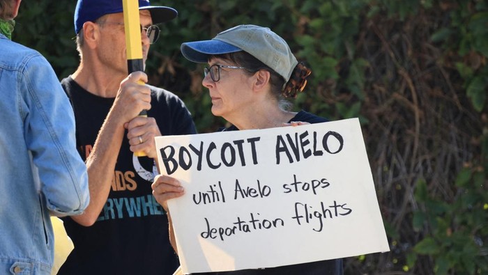 Warga Protes Penutupan Basis dan Praktik Deportasi Avelo Airlines Warga berunjuk rasa menentang Avelo Airlines di Bandara Burbank. Maskapai itu dituding menjalankan penerbangan deportasi dan kini dituntut diboikot.