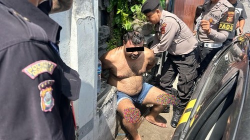 WN Azerbaijan inisial TFOTHH saat diciduk polisi di Jalan Wana Segara, Legian, Kuta, Minggu (27/7/2025). (Dok Polresta Denpasar).