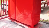 Kulkaas Kelvinator Foodarama dari tahun 1953 ini tampil mencolok dengan warna merah menyala. Masih orisinal, berfungsi, dan tetap menawan di dapur modern. Foto: Retro Renovation