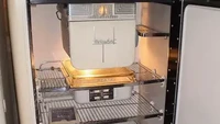 Begini tampilan kulkas tahun 1930-an. Hotpoint 1938 hadir dengan tampilan sederhana, kokoh, dan fungsional dengan pesona klasik yang tidak lekang oleh waktu. Foto: Retro Renovation