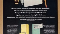 Kulkas GE Americana 1964 hadir dengan meja lipat yang menyala dan colokan listrik bawaan. Praktis dan inovatif untuk dapur era modern waktu itu. Foto: Retro Renovation