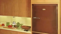 Revco di tahun 1957 menawarkan kulkas tanam bergaya mewah dipadukan dengan kabinet baja St. Charles menciptakan dapur elegan penuh kemewahan. Foto: Retro Renovation
