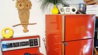 Kulkas Frigidaire merah poppy dari era 1970-an tampil berani. Warna ini jarang dipilih, cocok untuk penghuni rumah yang ingin tampil beda dan beberapa kolektor masih menggunakannya sampai sekarang.  Foto: Retro Renovation