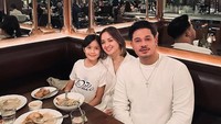 Joanna memprioritaskan keempat anaknya. Begitu juga saat memutuskan untuk menjalin hubungan dengan pria dan membuka hati. Apa pun kegiatan aku mereka dilibatkan, entah itu kerjaan atau hubungan pribadi. Aku pasti tanya mereka, dan tanya persetujuan mereka, ucapnya. Foto: Instagram @joannaalexandra