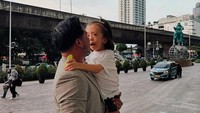 Ziona, putri bungsu Joanna, berada dalam gendongan Immanuel Christover. Foto: Instagram @joannaalexandra
