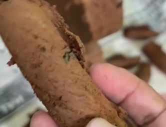 Ampo Mendunia! Orang Luar Negeri Bingung Cara Makan Olahan Tanah Liat Ini