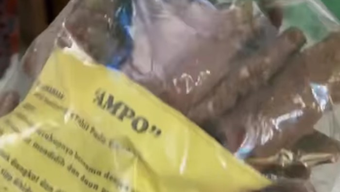 Ampo Mendunia! Orang Luar Negeri Bingung Cara Makan Olahan Tanah Liat Ini