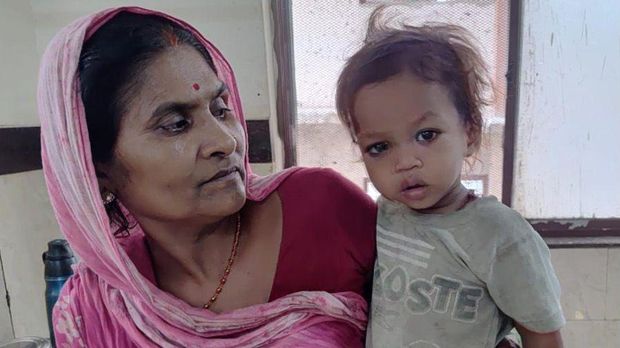 'Anak ajaib' dari India menggigit ular kobra sampai mati