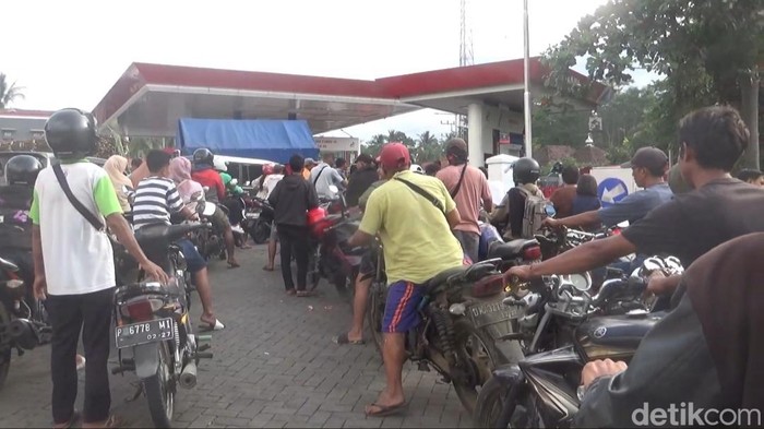 Antrean pengisian BBM mengular di Lumajang