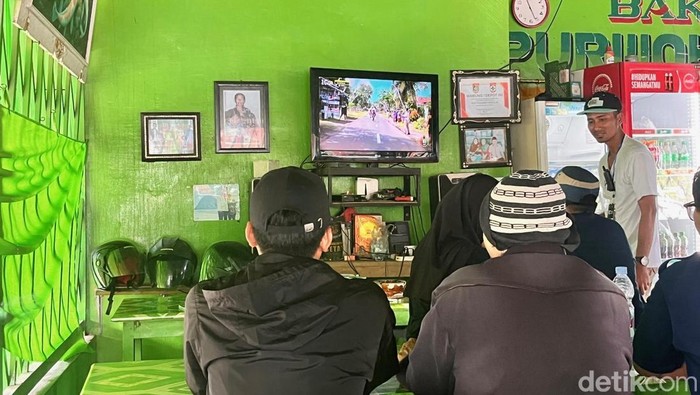 Antusias warga Banyuwangi yang menyaksikan TdBI sembari menikmati Bakso