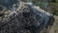 Selain tidak memiliki izin resmi, lokasi TPA ini juga rawan longsor karena berada di bekas tambang. Kondisi ini menambah risiko bencana lingkungan yang dapat terjadi sewaktu-waktu apabila tidak segera ditangani. ANTARA FOTO/Aprillio Akbar