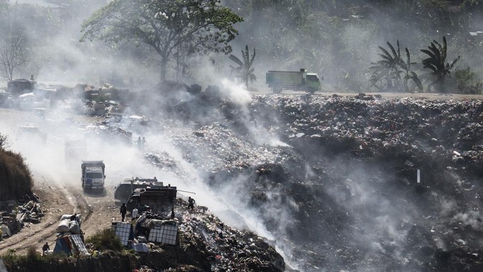 Kepulan asap pembakaran sampah di tempat pembuangan akhir (TPA) ilegal, Rowosari, Tembalang, Jawa Tengah, Selasa (29/7/2025). Pemprov Jawa Tengah akan menertibkan TPA ilegal di bekas galian C Brown Canyon, yang terletak di perbatasan Rowosari, Tembalang, Kota Semarang, dengan Mranggen, Kabupaten Demak, karena dinilai melanggar peraturan lingkungan hidup. ANTARA FOTO/Aprillio Akbar