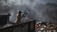 Lokasi TPA ilegal ini berada di bekas galian C Brown Canyon, yang berada di perbatasan Rowosari, Kota Semarang, dengan Mranggen, Kabupaten Demak. Setiap harinya, pemulung tampak memilah sampah dari truk-truk yang datang tanpa pengawasan resmi, sementara asap dari pembakaran terbuka terus membumbung, menambah polusi udara yang dirasakan warga sekitar. ANTARA FOTO/Aprillio Akbar