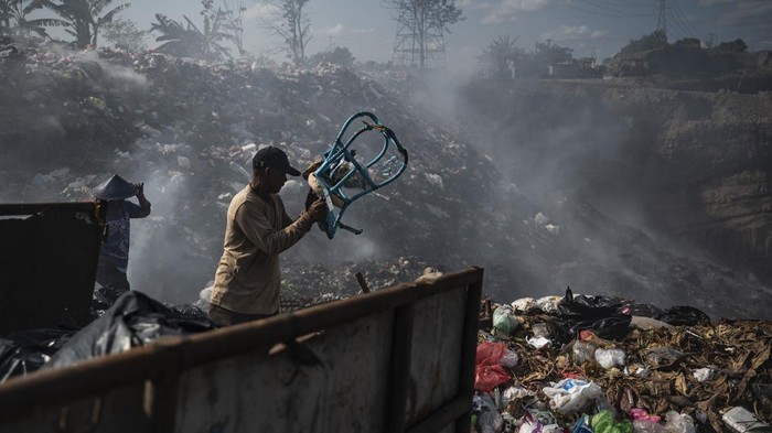 Kepulan asap pembakaran sampah di tempat pembuangan akhir (TPA) ilegal, Rowosari, Tembalang, Jawa Tengah, Selasa (29/7/2025). Pemprov Jawa Tengah akan menertibkan TPA ilegal di bekas galian C Brown Canyon, yang terletak di perbatasan Rowosari, Tembalang, Kota Semarang, dengan Mranggen, Kabupaten Demak, karena dinilai melanggar peraturan lingkungan hidup. ANTARA FOTO/Aprillio Akbar