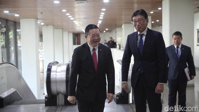 ASEAN dan Jepang Pererat Kerja Sama Ekonomi Sekretaris Jenderal Association of Southeast Asian Nations (Asean) Kao Kim Hourn (kanan) berbincang dengan Chairman of Federation of Japanese Chambers of Commerce and Industry in Asean (FJCCIA) Wakabayashi Koichi saat pertemuan di Kantor Pusat Asean, Jakarta, Selasa (29/7/2025).