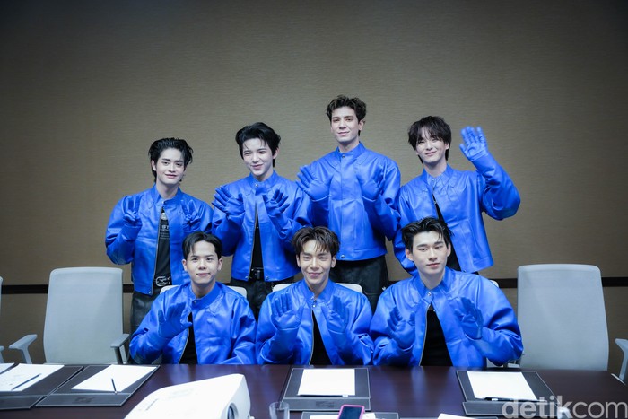 Boyband T-Pop ATLAS (atas): Nice, Poom, Erwin, Tad; (bawah) Muon, Jet, Junior saat interview eksklusif dengan detikpop di sebuah hotel kawasan Jakarta Pusat pada Sabtu (26/7/2025).