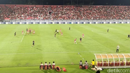 Bali United (jersey merah) saat berujicoba dengan PSIM Yogyakarta di Stadion Kapten I Wayan Dipta, Sabtu (26/7/2025).