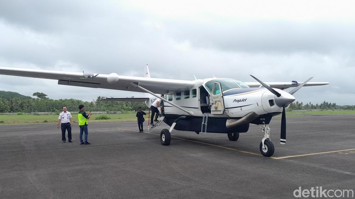 Aktivitas di Bandara Nusawiru. Bandara di Pangandaran ini kini membuka rute Pangandaran - Yogyakarta.