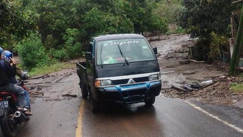 Banjar lahar hujan terjang jalan Trans Larantuka-Sikka, Selasa (29/7/2025). (Polres Flores Timur)