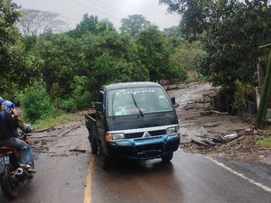 Banjir Lahar Gunung Lewotobi Timbun Jalan Larantuka-Sikka Sepanjang 200 Meter