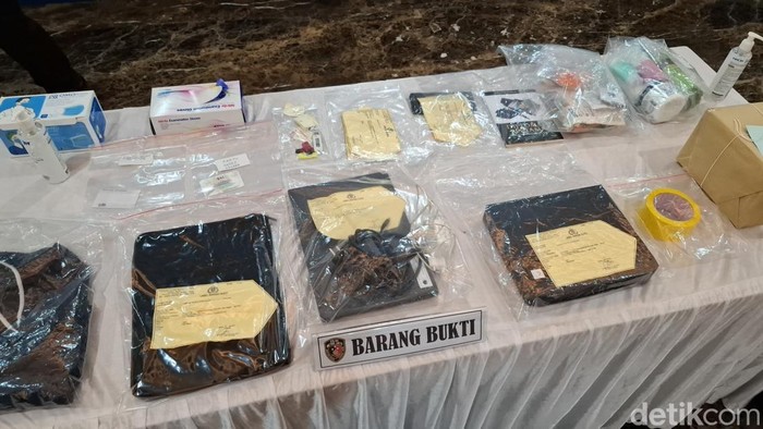 Polda Metro Jaya akan segera merilis kasus kematian diplomat muda Kementerian Luar Negeri (Kemenlu), Arya Daru Pangayunan. Penyidik juga menyita sejumlah barang bukti dari kasus kematian Arya.
