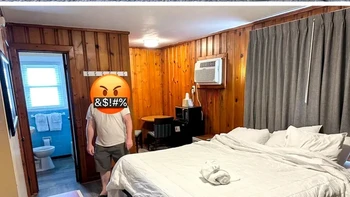 Pesan kamar hotel. Foto di atas adalah penampakan kamar yang diiklankan. Foto di bawah adalah penampakan sebenarnya. Foto: via BrightSide