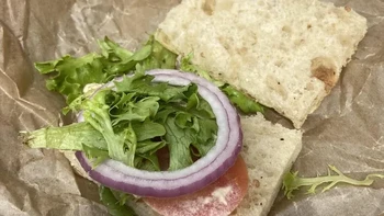 Pesan sandwich isi tuna, tapi gak ada tunanya. Foto: via BrightSide